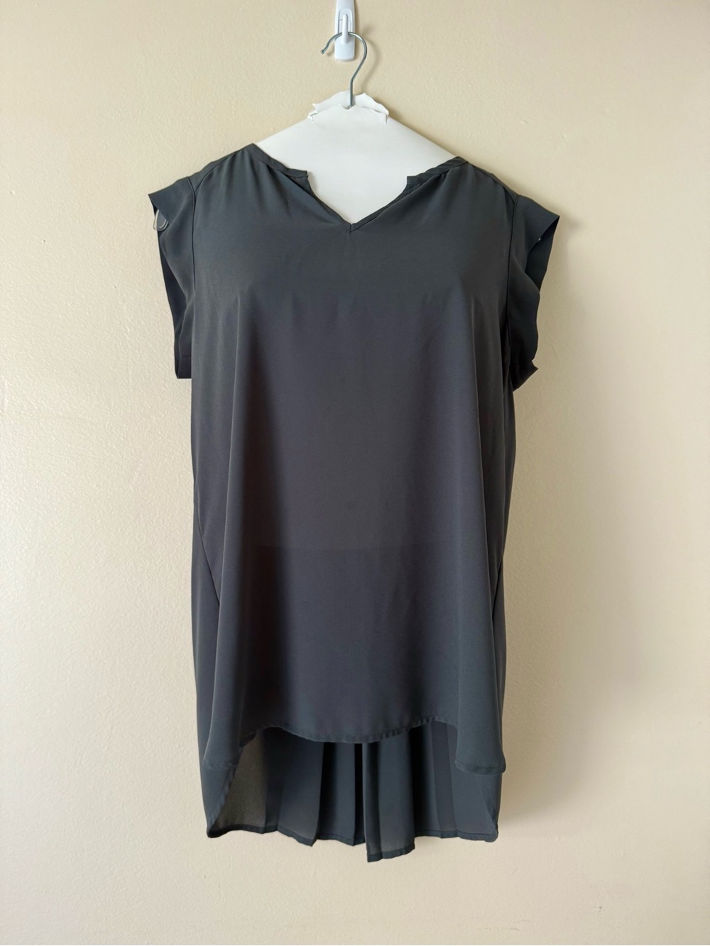 Pleione Greenish Gray Sleeveless V-Neck Tunic S
